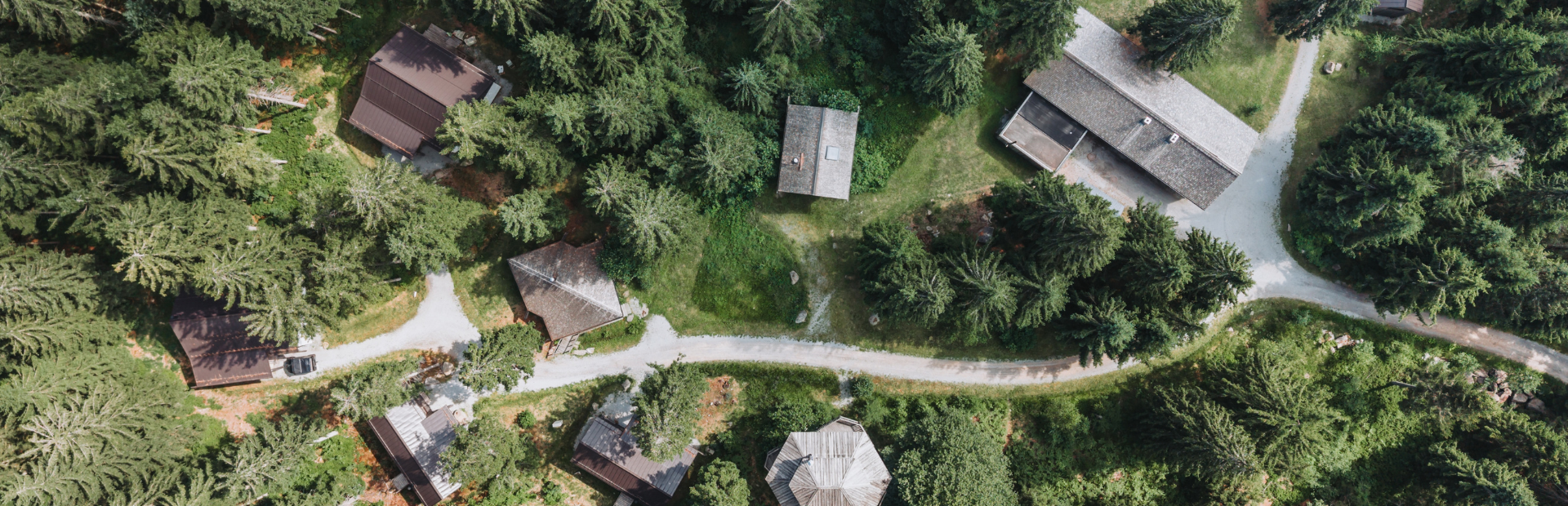 Ramenai in Oberösterreich. Wohnen in kleinen Hütten mitten im Wald